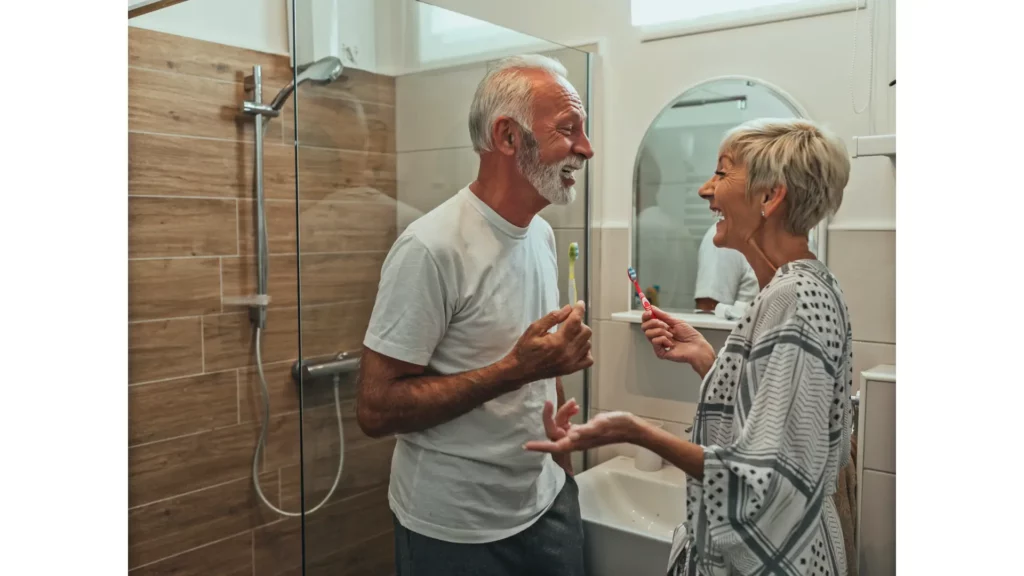 Bien vieillir chez soi - couples de retraités heureux dans sa salle de bain