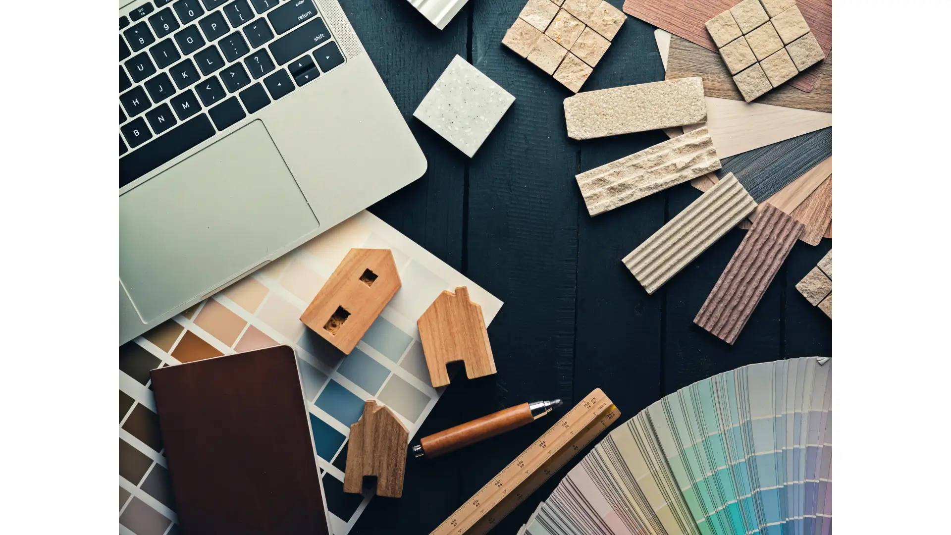 Nuanciers de couleurs et échantillons de matériaux utilisés pour un projet de décoration ou architecture d'intérieur.